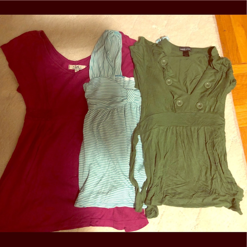 3 sleeveless tops with 🎀 on the back.